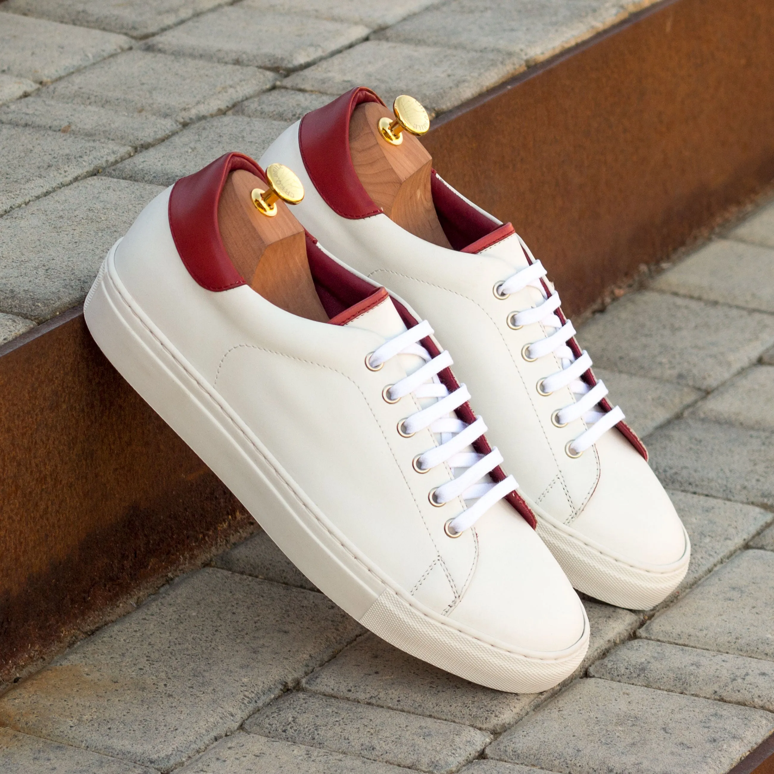 DapperFam Rivale in White / Burgundy Men's Italian Leather Trainer