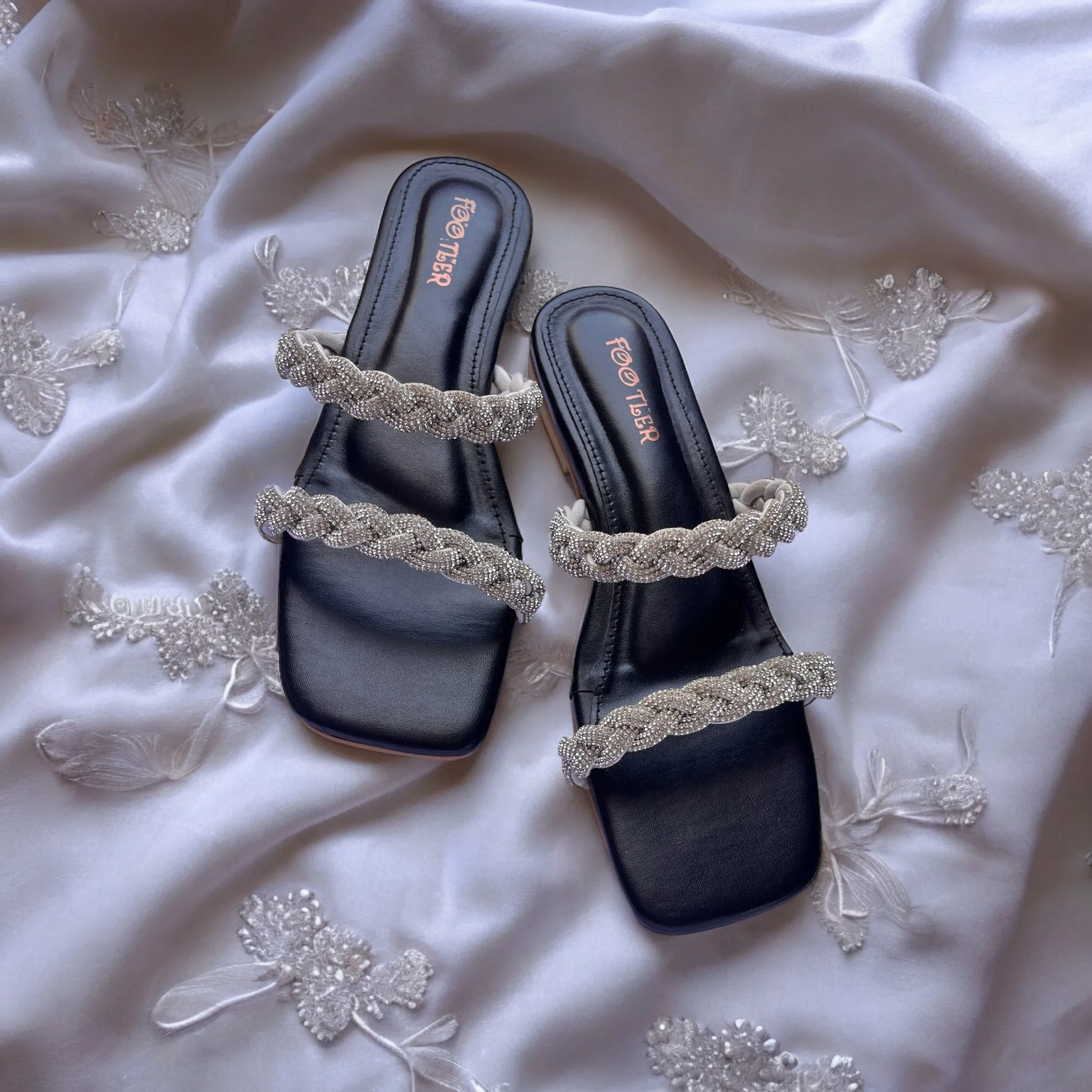 KNOT KNOT FLATS