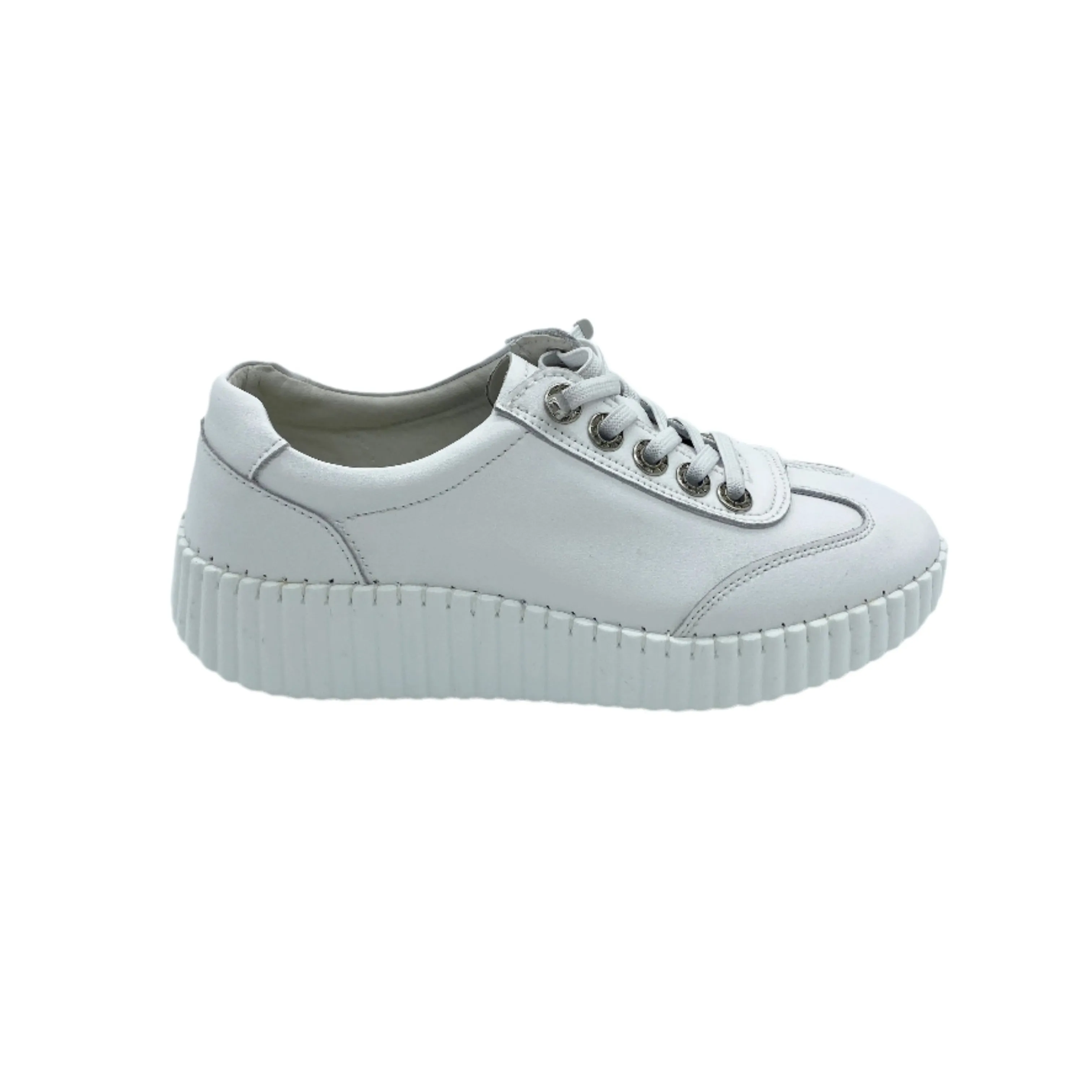 White sneaker with elastic lace