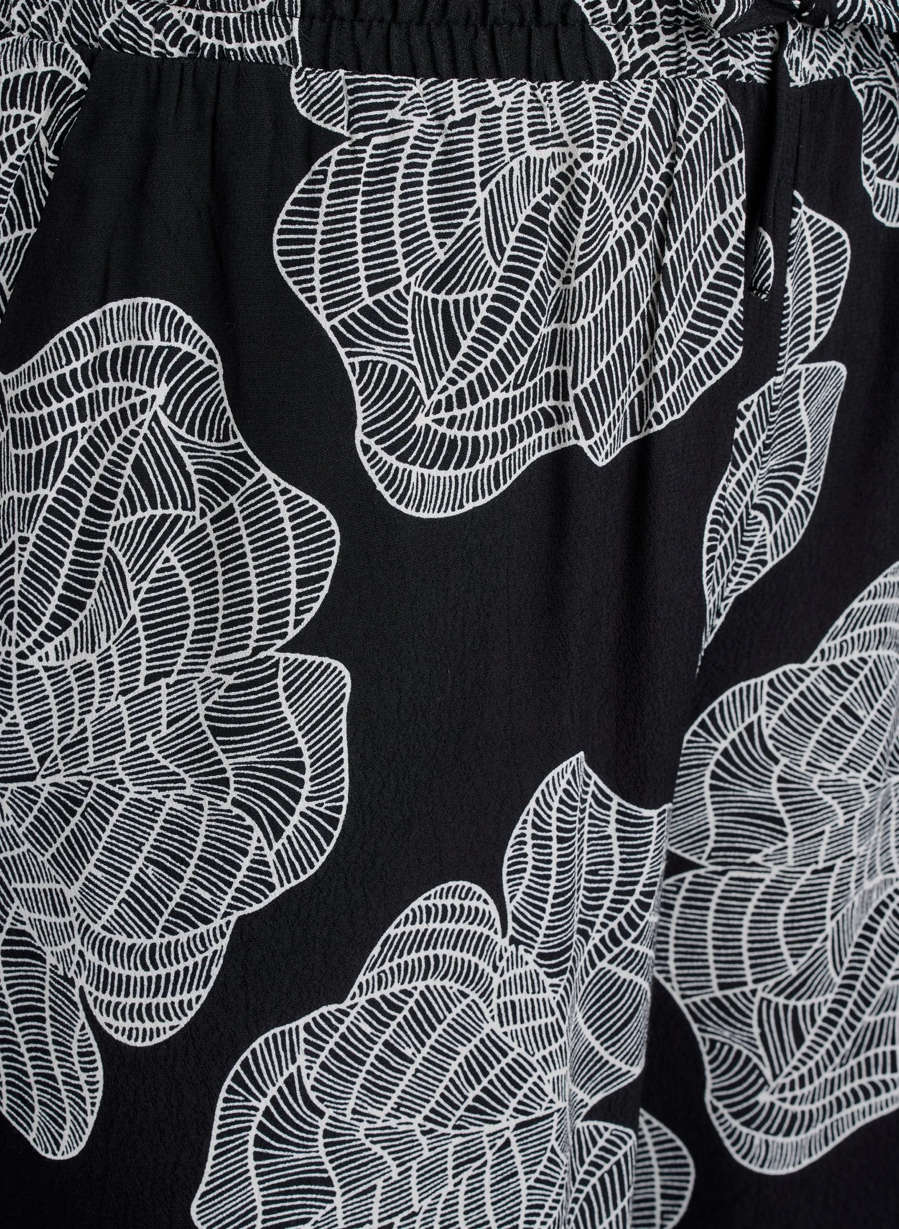 Zizzi Bella Trousers in Black Flower